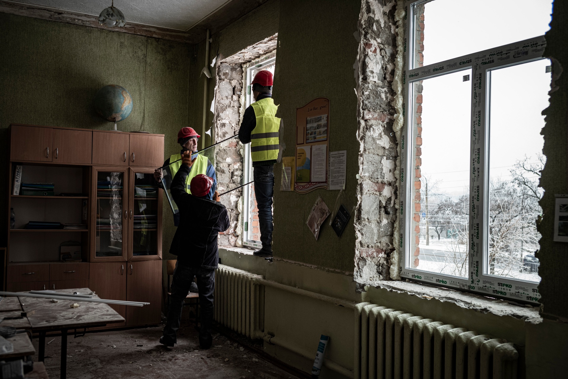 Travaux d'installation des ouvertures dans une salle de classe