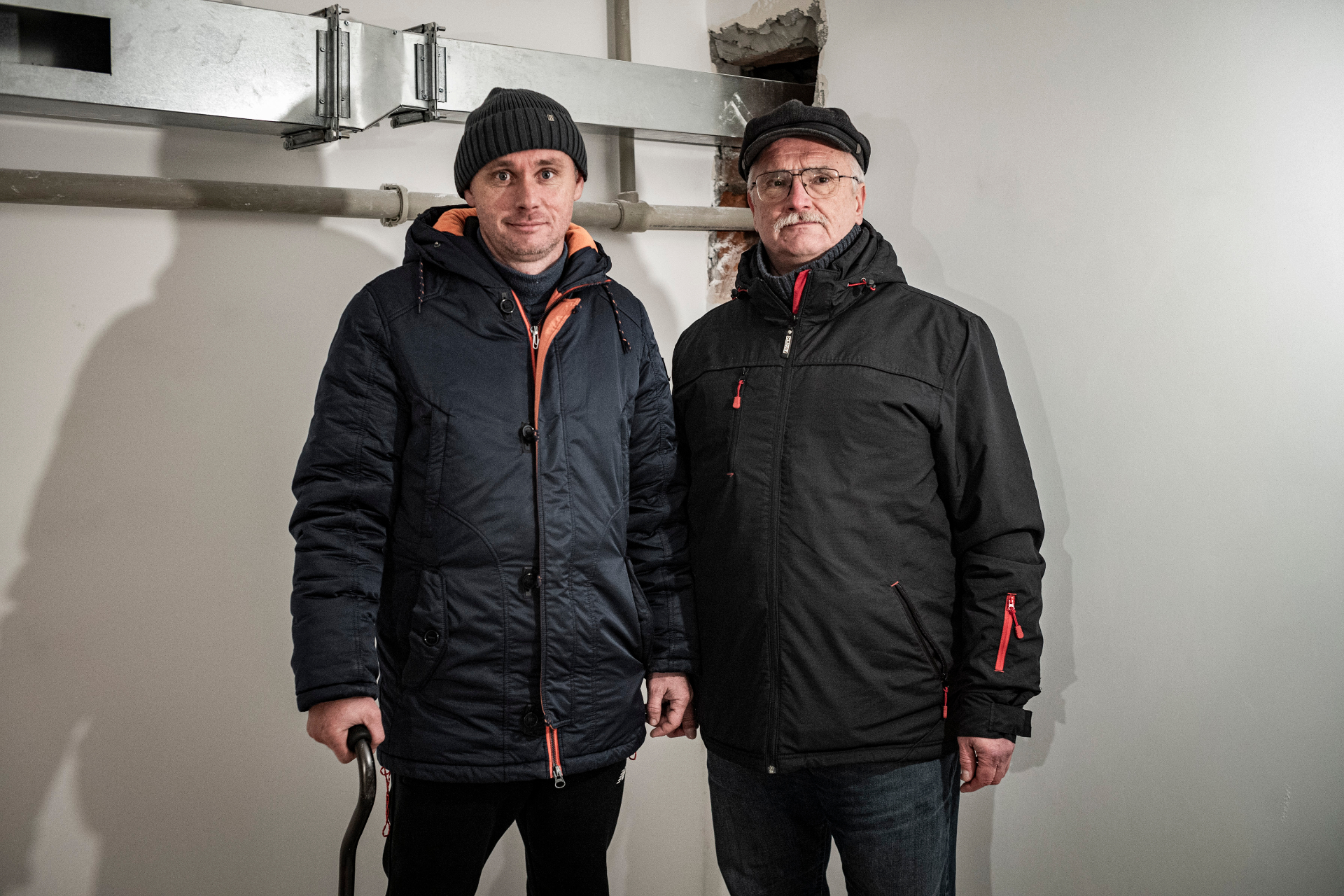 Équipe locale photographiée dans le bâtiment réhabilité