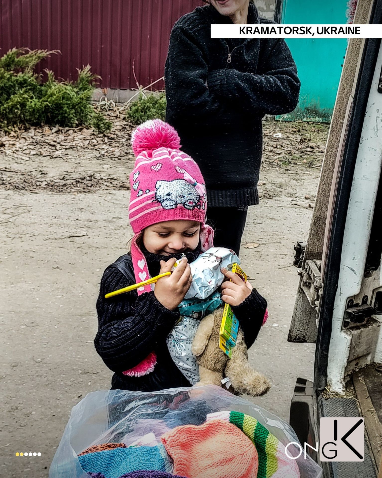 Petite fille recevant un cadeau