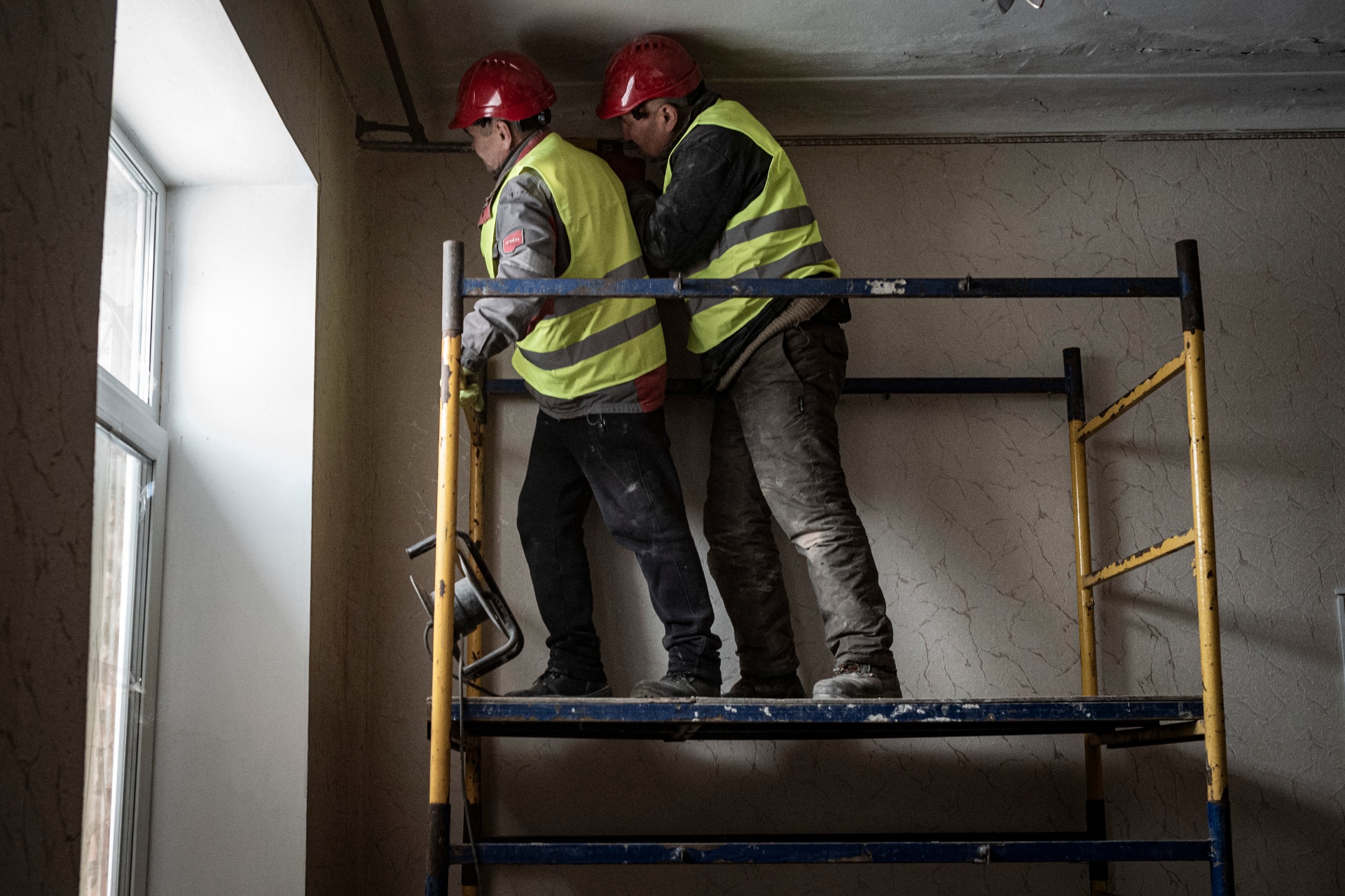 Ouvriers réalisant les finitions intérieures